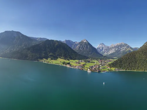Der Achensee, eingebettet zwischen Rofan- und Karwendelgebirge